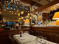Atmosphère du Restaurant français Le Petit Saint Honoré à Paris - n°3