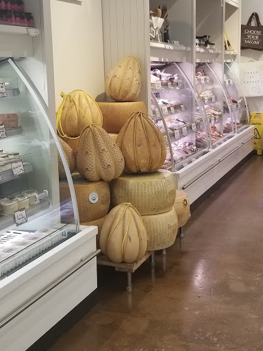 Shopping Mall «The Shops at North Bridge», reviews and photos, 520 N Michigan Ave, Chicago, IL 60611, USA