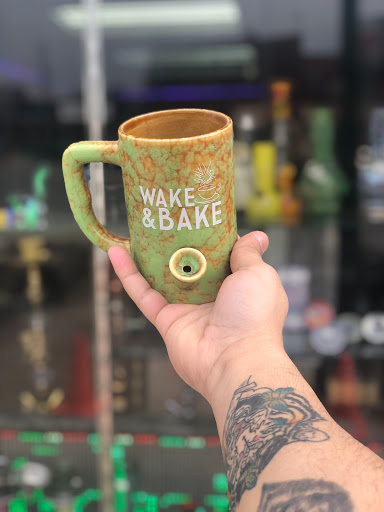 Tobacco Shop «18 Plus Vape & Shop», reviews and photos, 4037 Broadway, Kansas City, MO 64111, USA