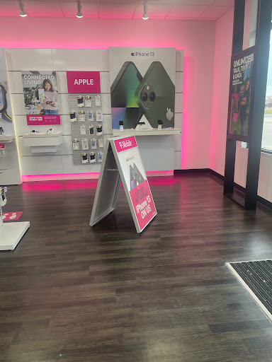 Cell Phone Store «T-Mobile», reviews and photos, 1916 S Telegraph Rd, Bloomfield Hills, MI 48302, USA