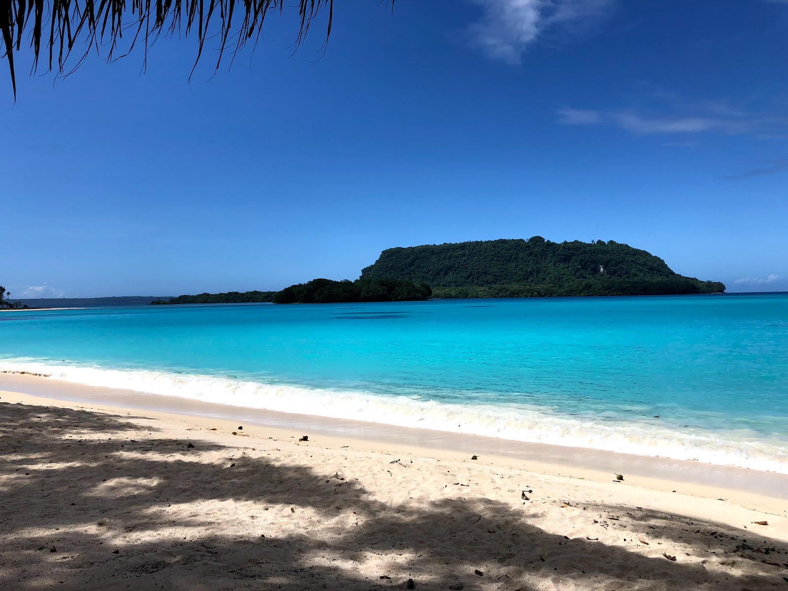 Foto de Port Olry Beach apoiado por penhascos