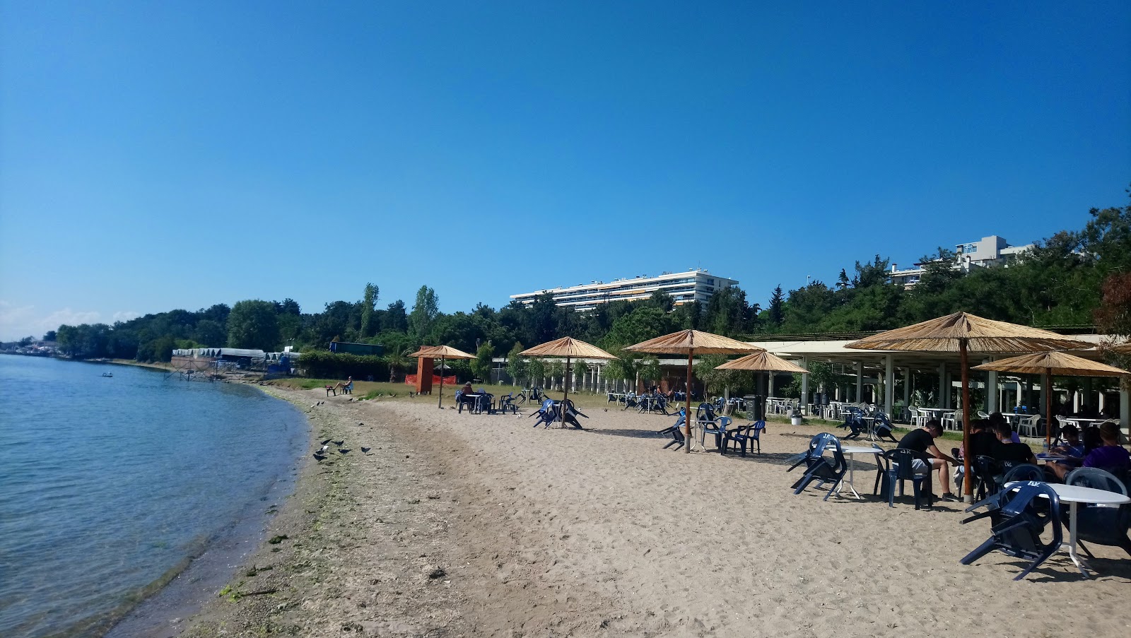 Foto di Aretsou beach con una superficie del sabbia scura