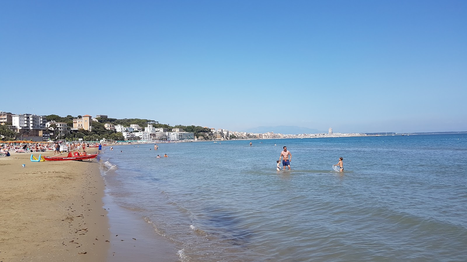 Foto di Spiaggia di Anzio con una superficie del sabbia marrone