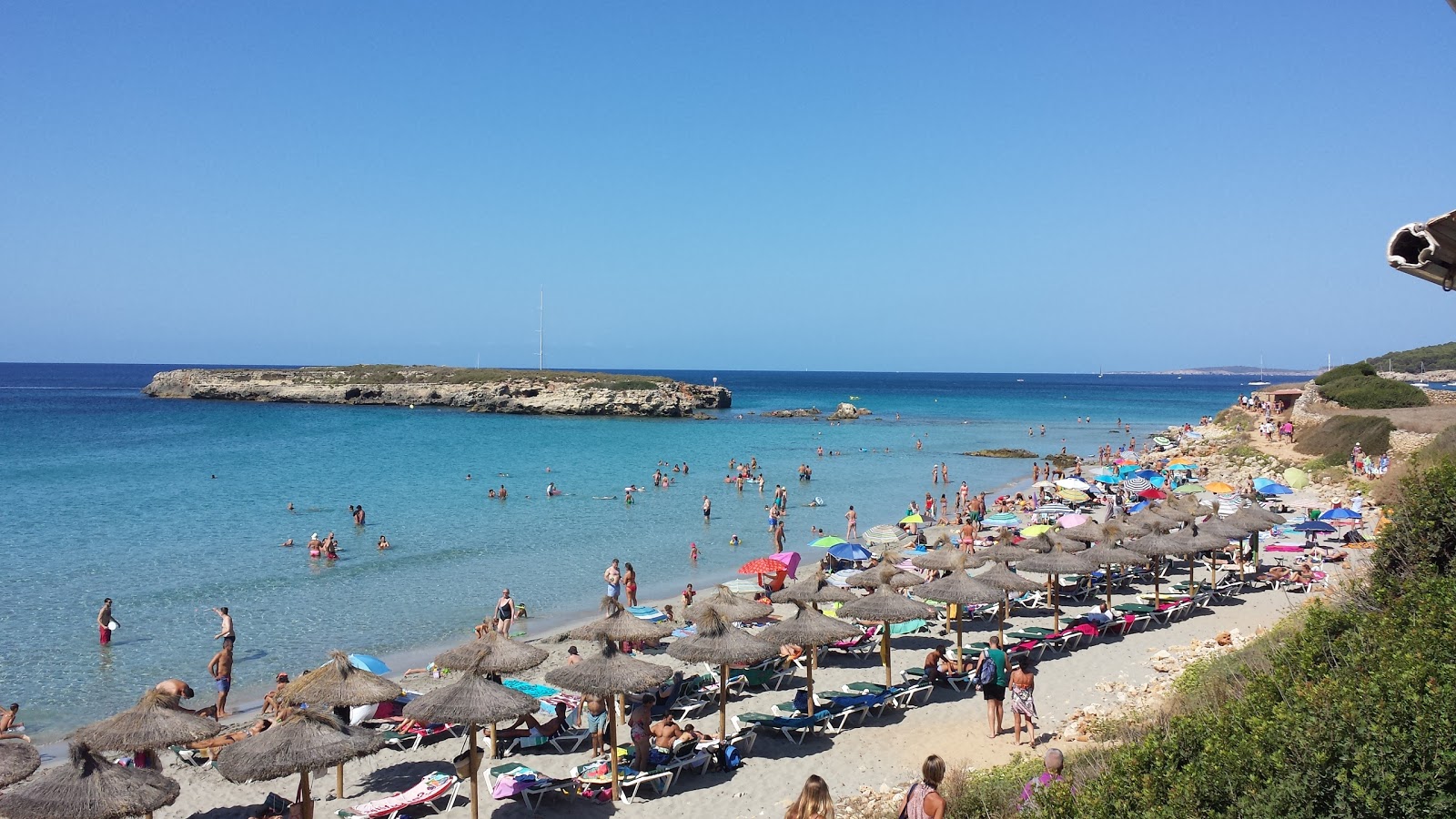 Foto av Platja de San Tomas med turkos rent vatten yta