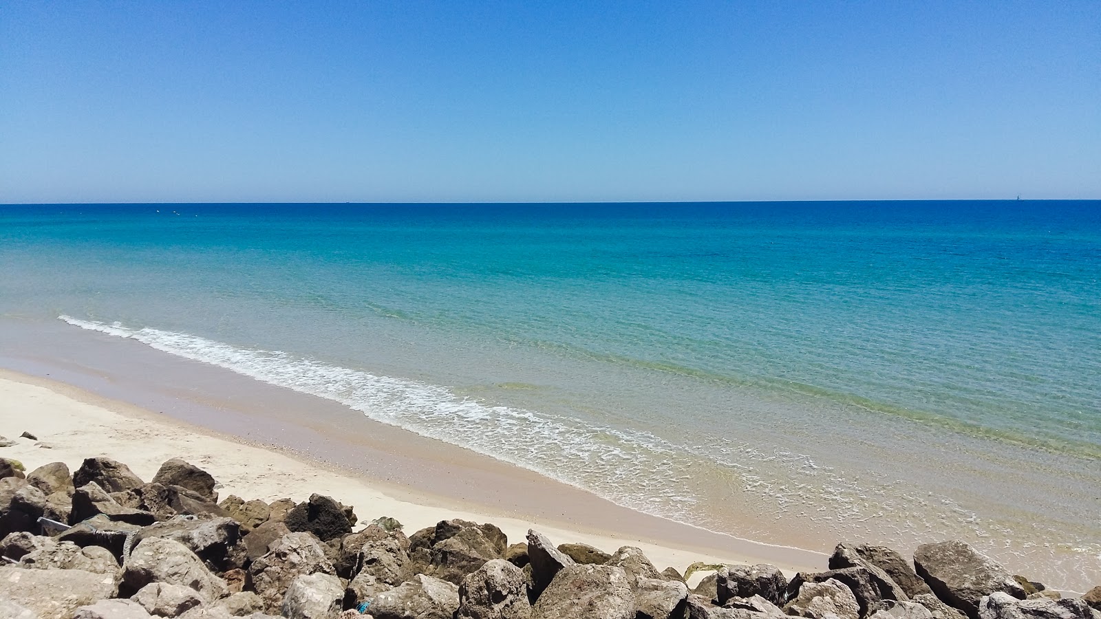 Fotografija Ilha do Farol z svetel fin pesek površino