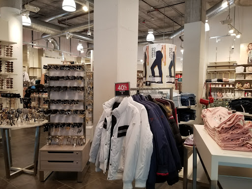 Clothing Store «GUESS Factory», reviews and photos, 3252 NE 1st Ave #100, Miami, FL 33137, USA