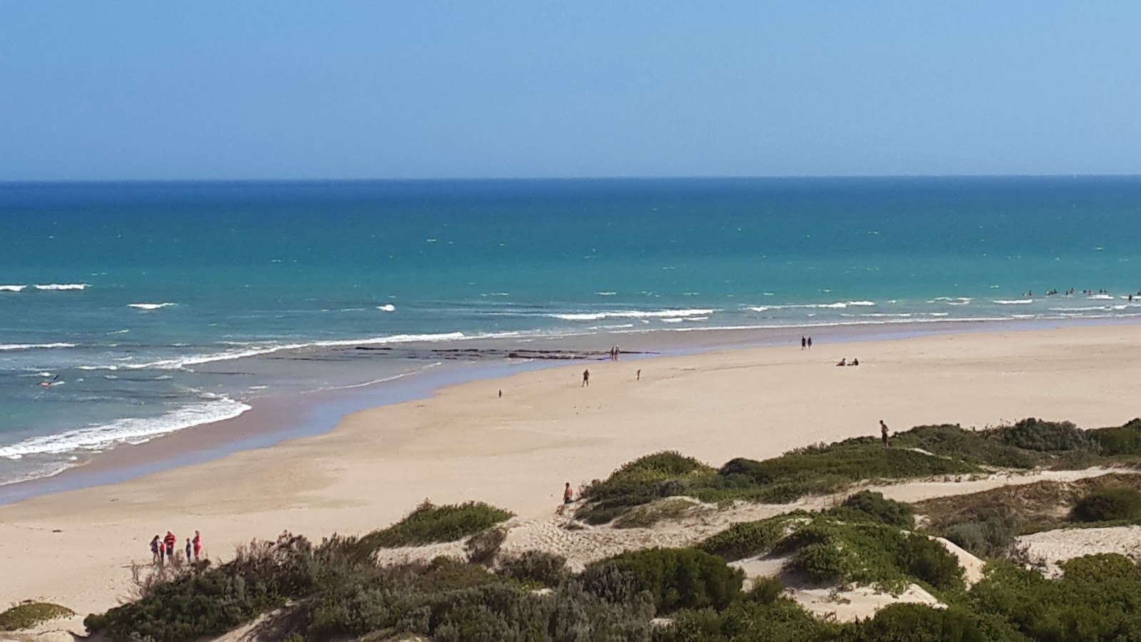 Aston Bay beach的照片 带有明亮的细沙表面