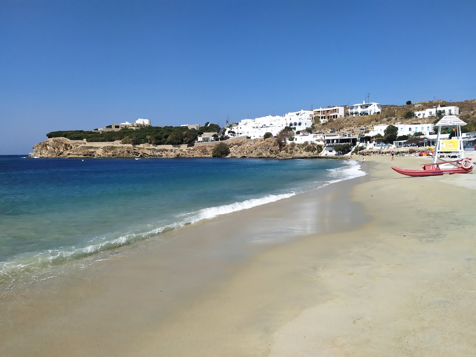 Foto van Strand van Agios Stefanos voorzieningenruimte