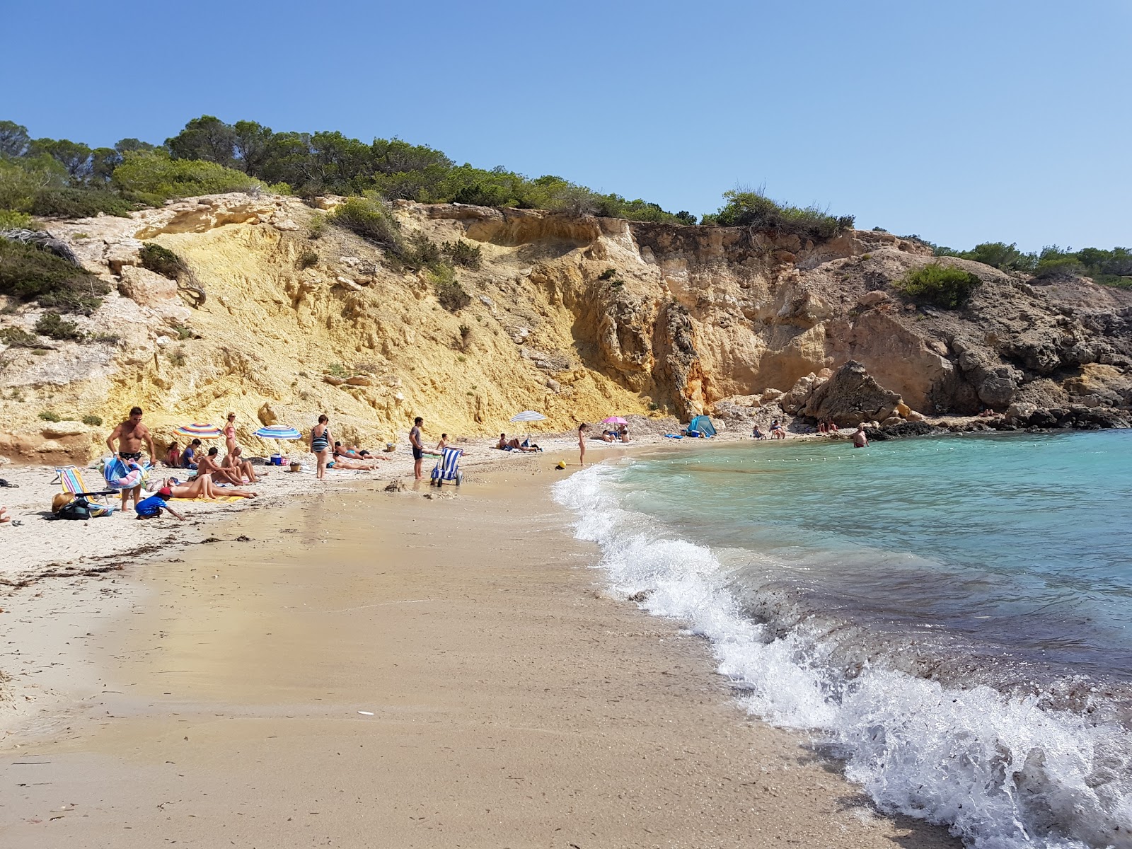 Photo of Cala Codolar with dirty level of cleanliness