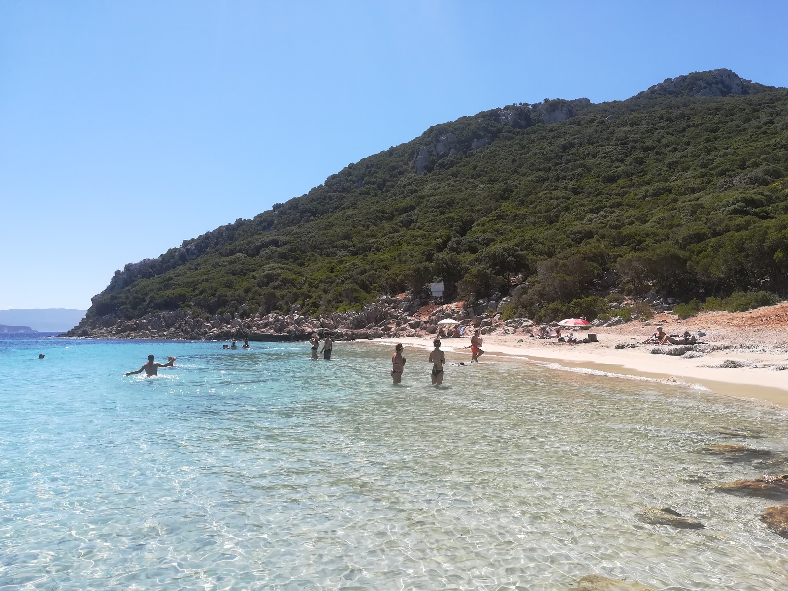 Photo de Plage d'Ammos protégé par des falaises