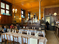 Atmosphère du Restaurant de spécialités d'Afrique du Nord Chez Omar à Paris - n°1