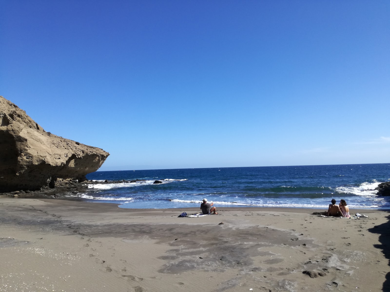 Fotografie cu Playa la Rajita cu o suprafață de apă verde deschis