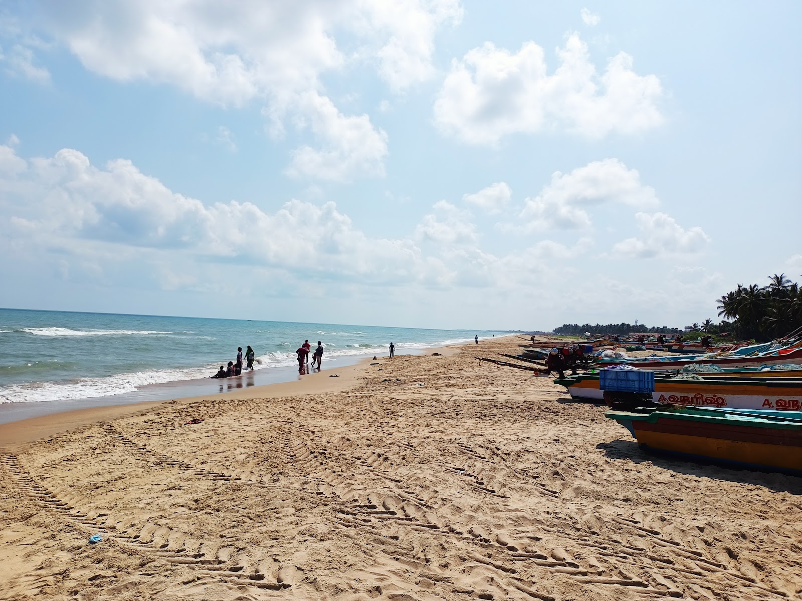 Foto di Pudukuppam Beach con una superficie del sabbia beige fine