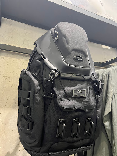 Sunglasses Store «Oakley Store», reviews and photos, 654 Spectrum Center Dr, Irvine, CA 92618, USA