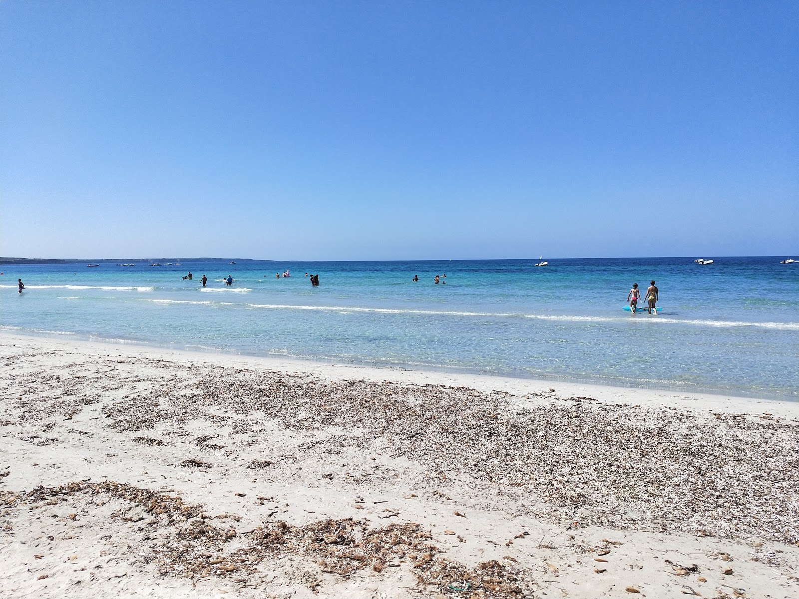 Fotografie cu Spiaggia Di Putzu Idu cu o suprafață de nisip fin alb