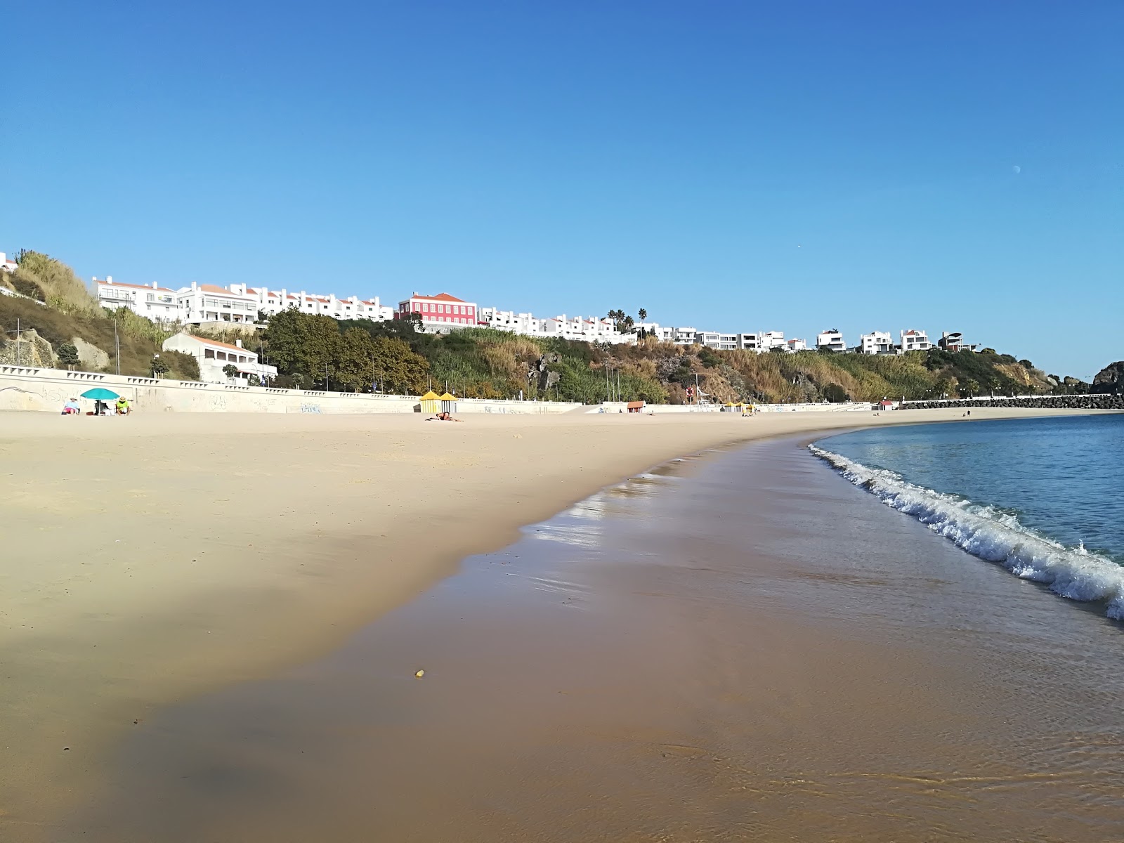 Foto van Praia Vasco da Gama met ruime baai