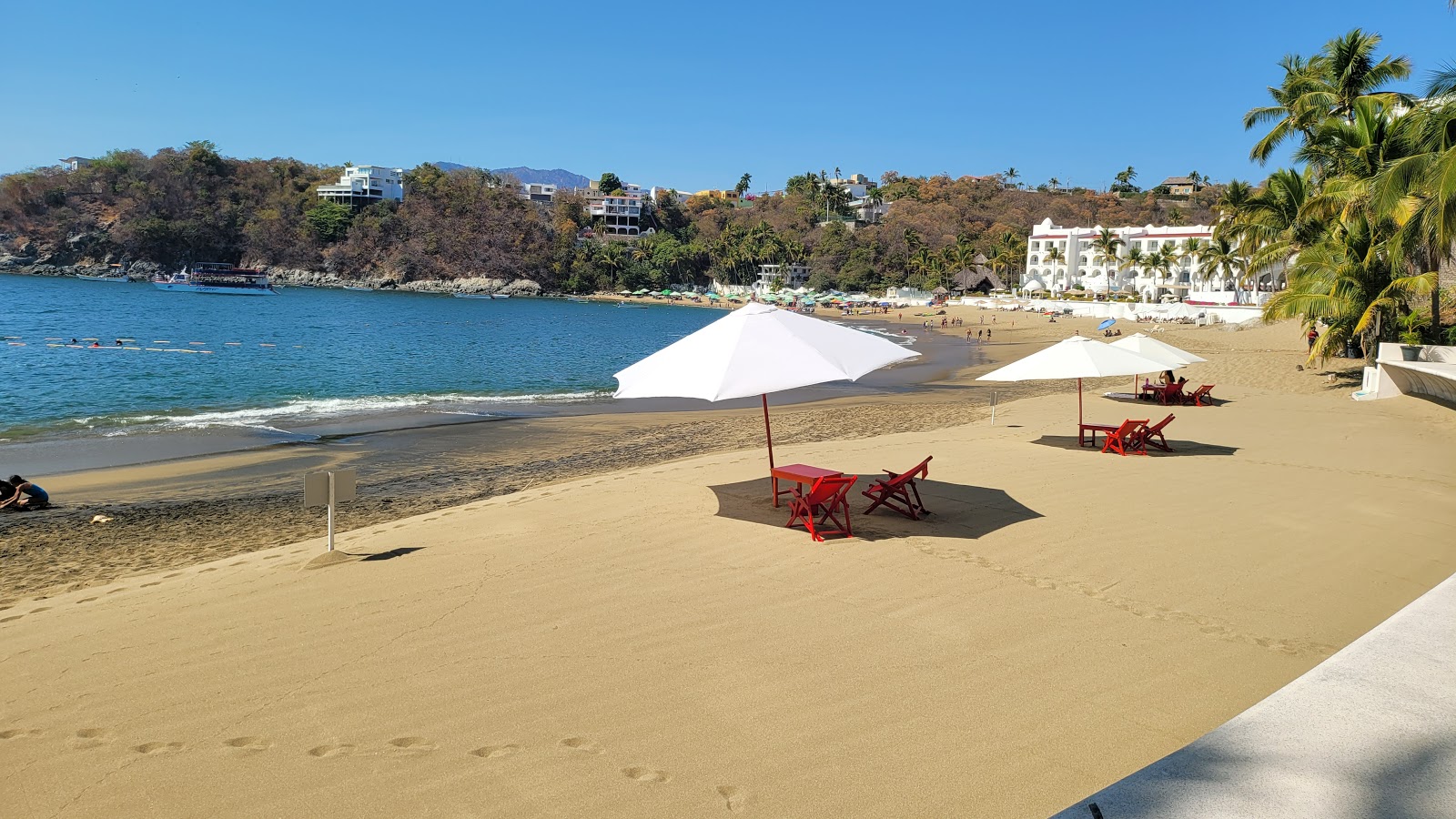 Foto de Playa la Audiencia área parcialmente de hotel