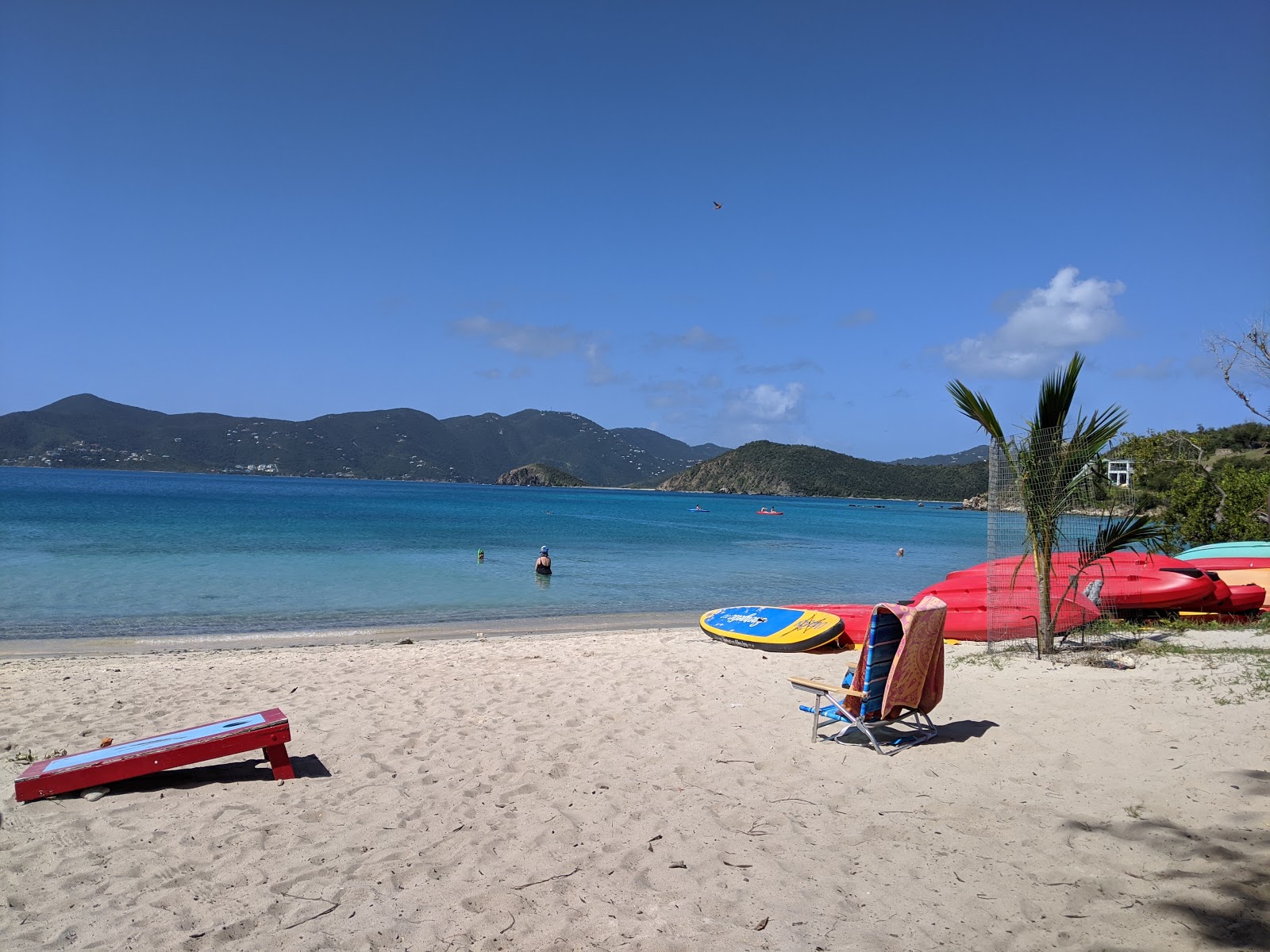 Foto di Hansen Bay beach con parzialmente pulito livello di pulizia