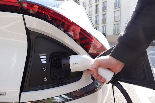 Borne de recharge de véhicules électriques Beev I Voitures électriques et bornes de recharge Saint-Denis