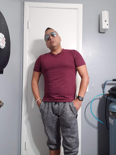 Barber Shop «Bueno Barbershop», reviews and photos, 463 NE 167th St, North Miami Beach, FL 33162, USA