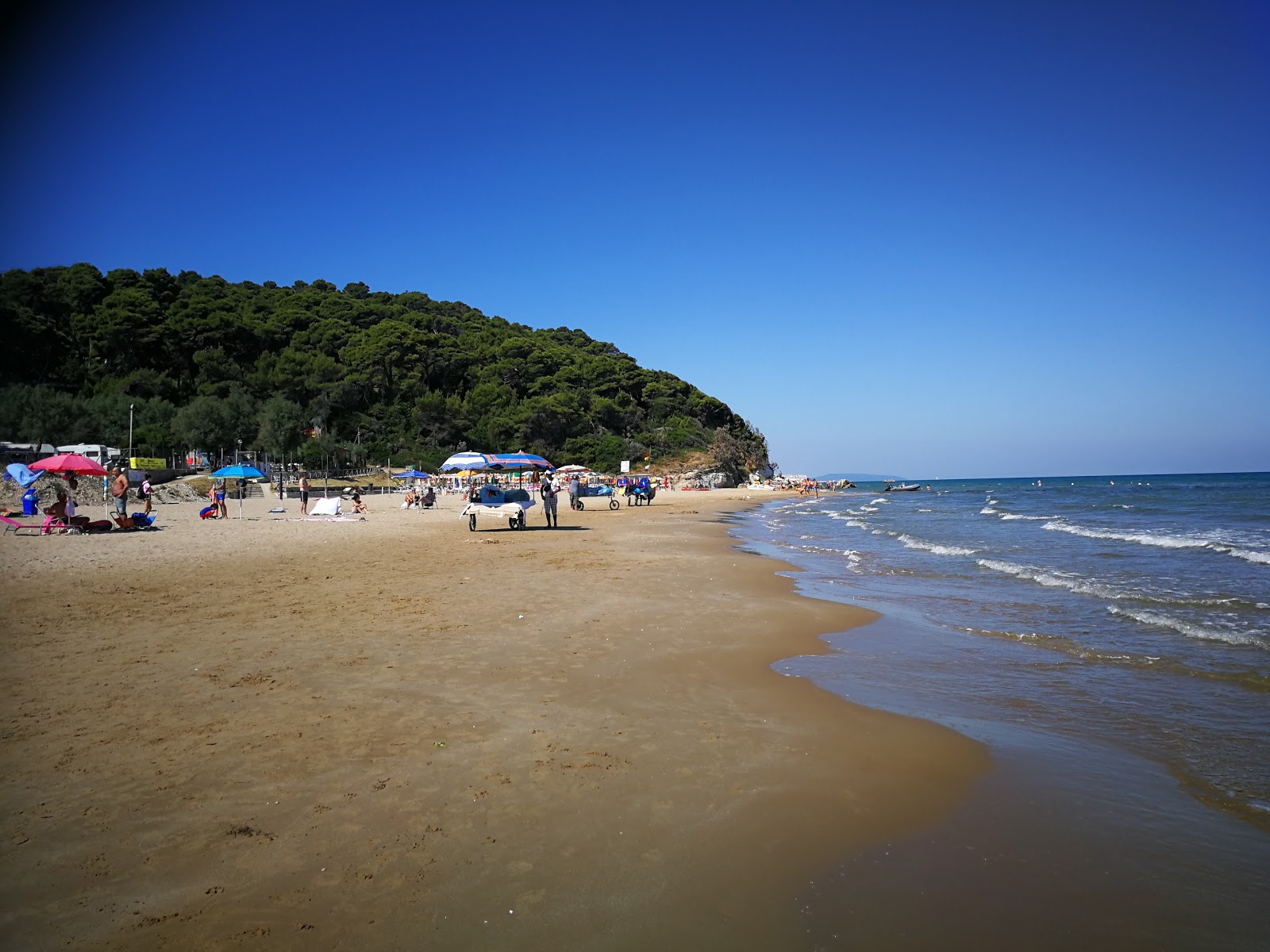 Foto de Calenelle Beach - bom local amigável para animais de estimação para férias