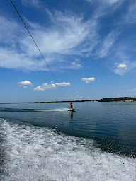 Photo n°2 de Sanguinet Wake School / Lac de Biscarrosse / Wakeboard, Ski Nautique, Wakesurf et Bouée Tractée à Sanguinet ()