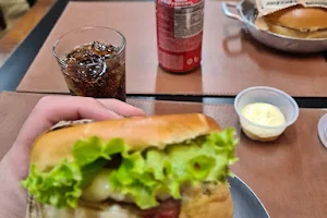 Pigalle Burger image