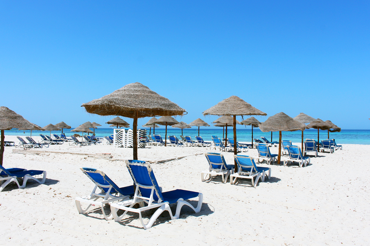 Foto van Sir Mehrez beach met blauw puur water oppervlakte