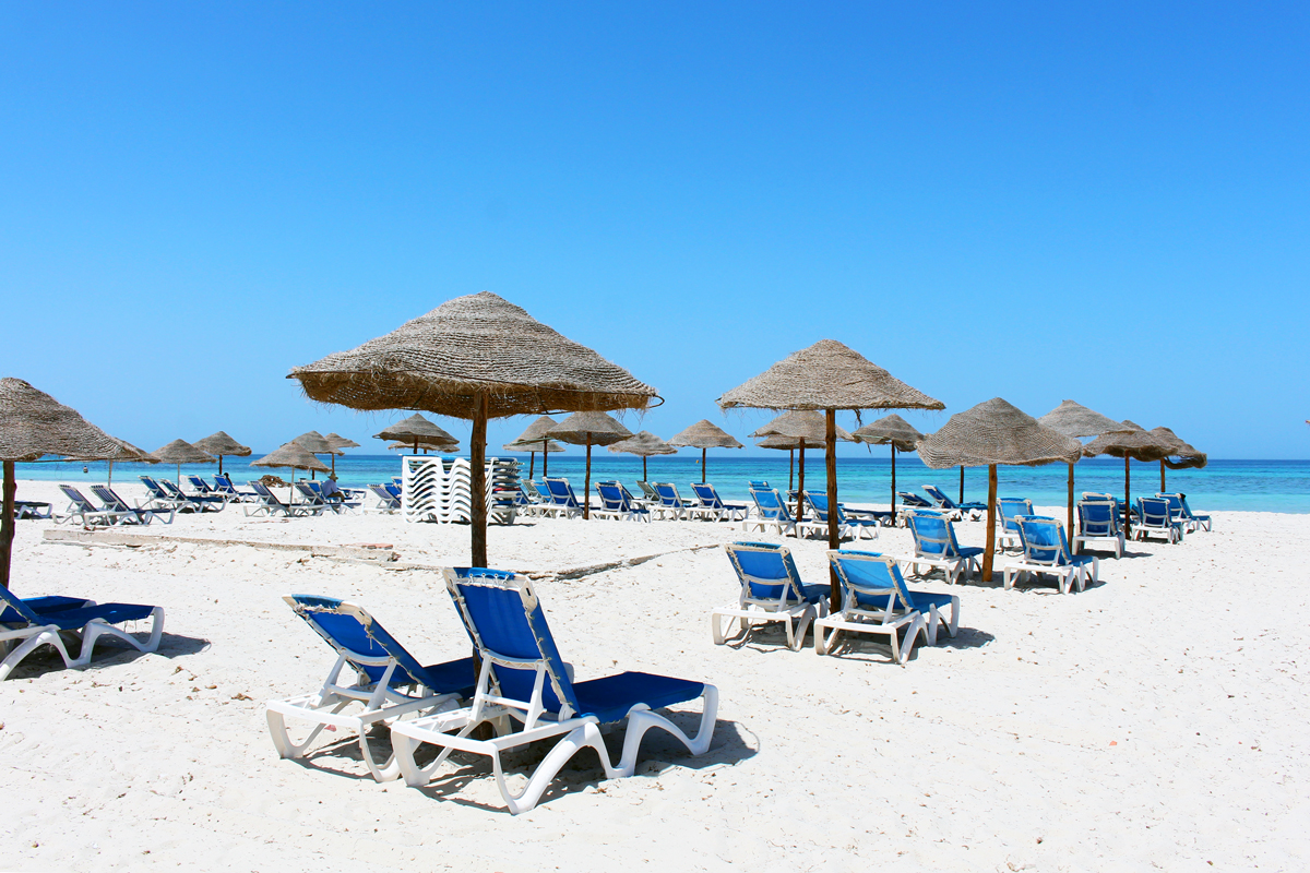 Foto van Sir Mehrez Beach met een ruime kustlijn