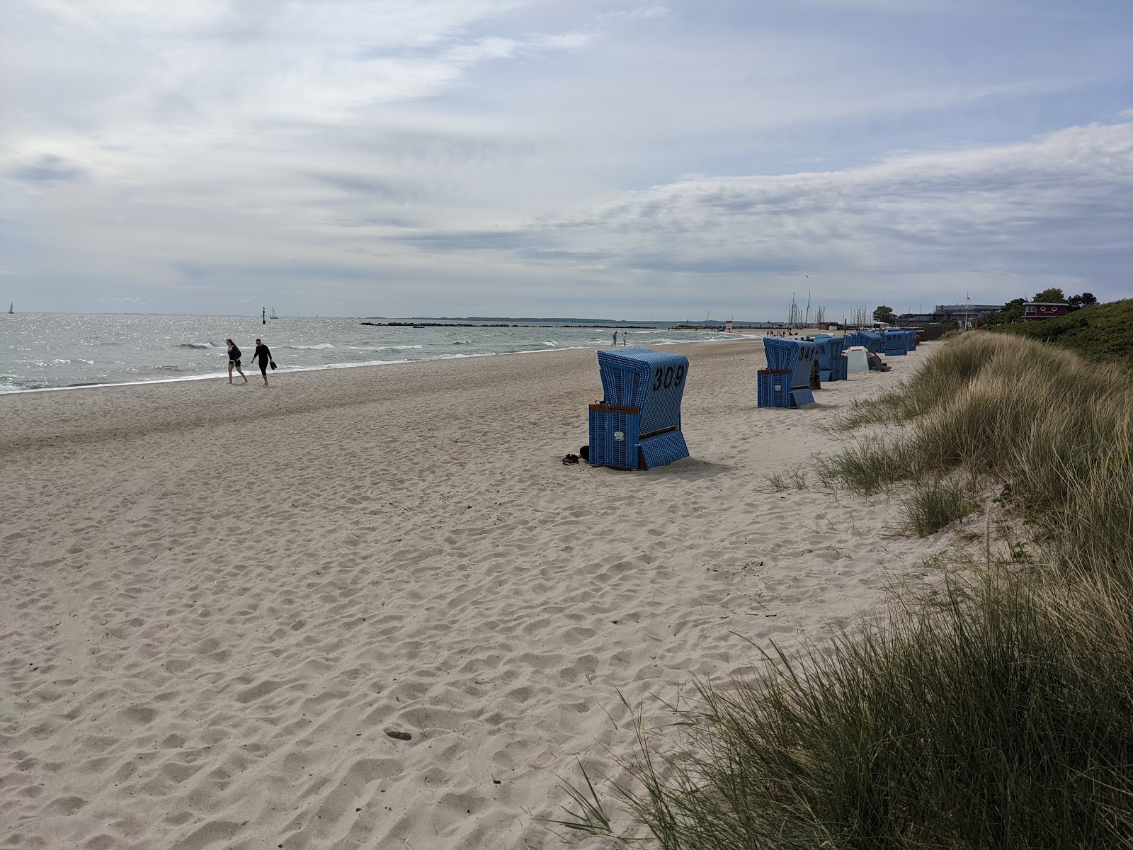 Foto von Damp strand mit türkisfarbenes wasser Oberfläche