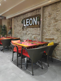 Atmosphère du Restaurant français Restaurant Chez Léon à Vallon-Pont-d'Arc - n°2