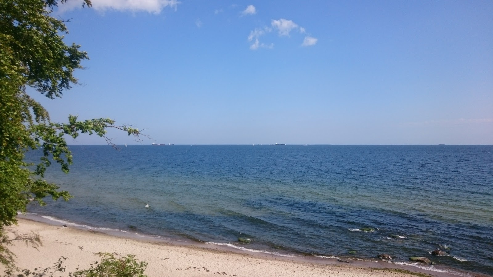 Photo de Redlowo wild Beach situé dans une zone naturelle