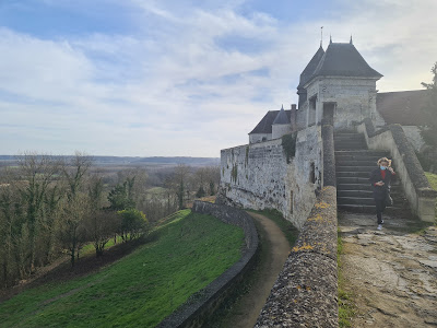 Parking public à Coucy-le-Château-Auffrique
