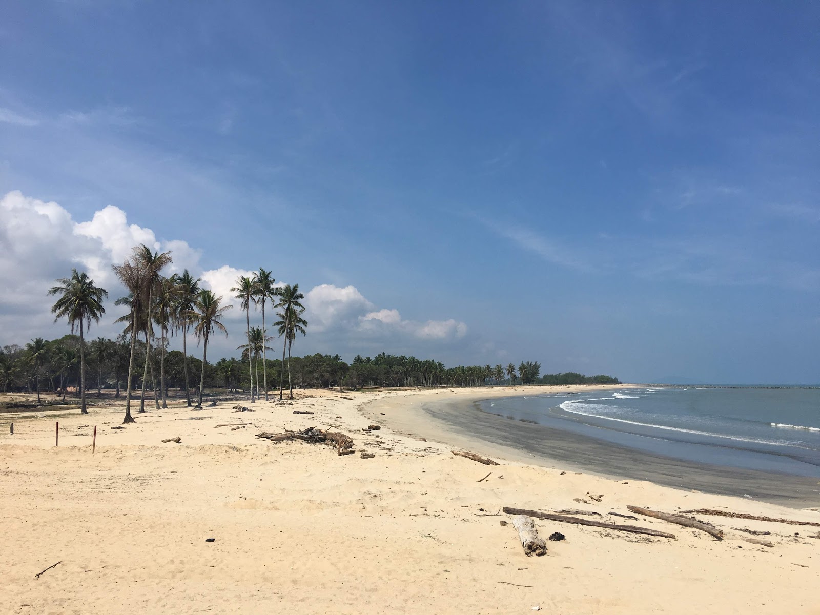 Pulau Panjang Beach的照片 带有碧绿色水表面