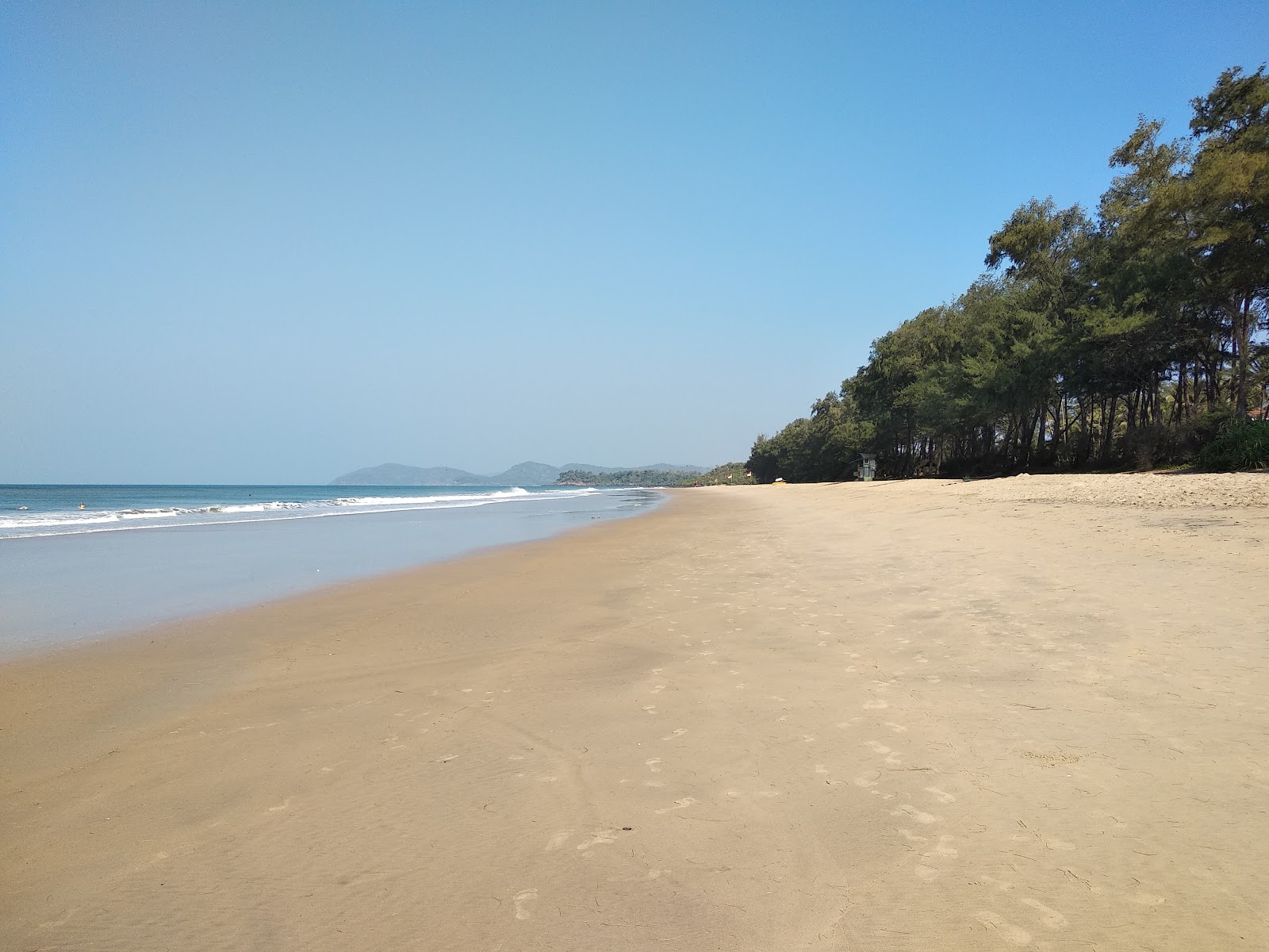 Valokuva Galgibaga Beachista. pinnalla kirkas hiekka:n kanssa