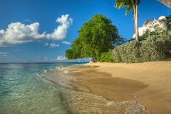 Mahogany Bay beach'in fotoğrafı kısmen otel alanı
