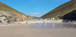 Foto von Chapel Porth beach umgeben von Bergen