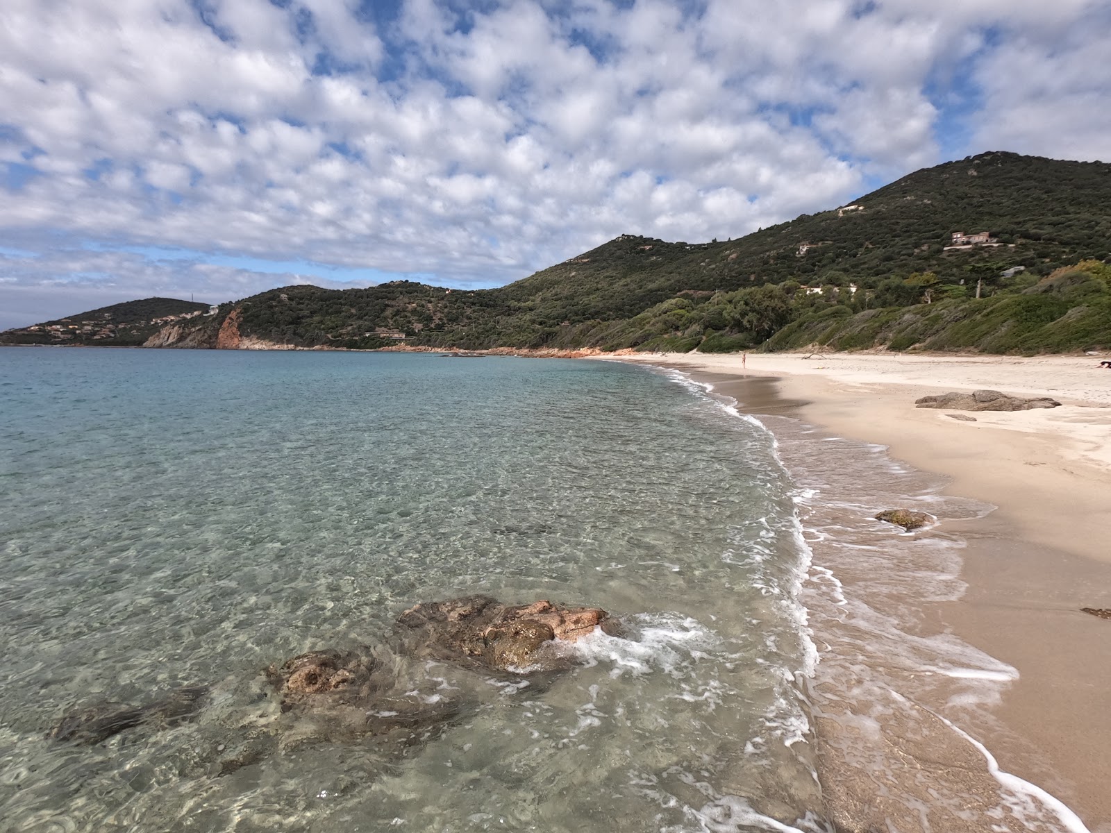 Foto von Menasina Strand mit viele geräumige buchten