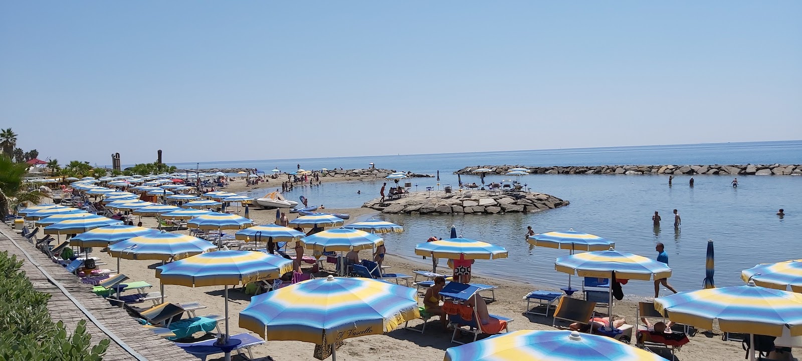 Fotografie cu Spiaggia Santo Stefano al Mare - locul popular printre cunoscătorii de relaxare