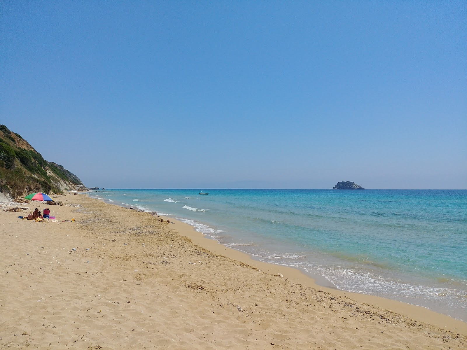 Foto von Avithos beach annehmlichkeitenbereich