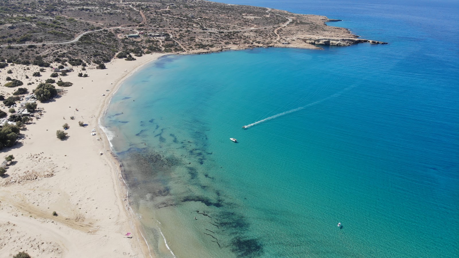 Foto de Sarakiniko Beach con arena beige superficie