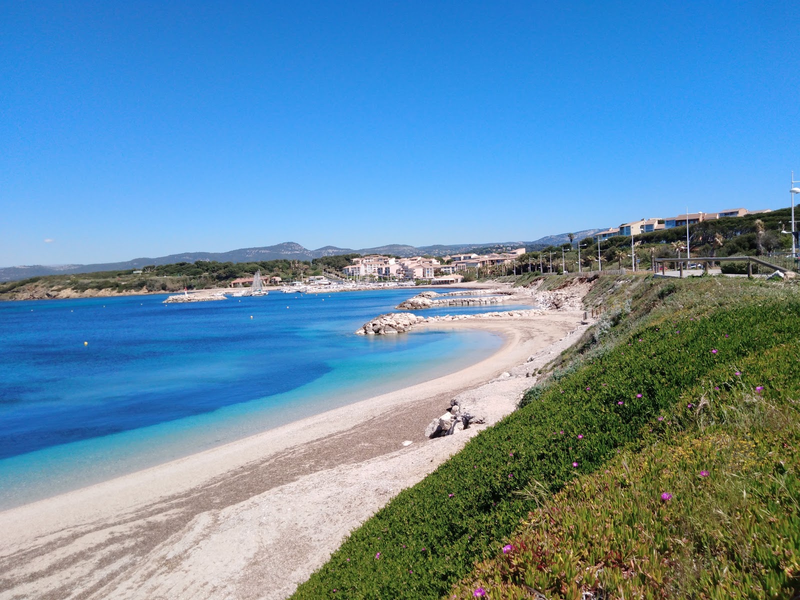 Fotografie cu Plage de la Coudouliere cu o suprafață de apa pură turcoaz