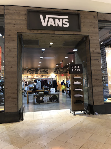 Shoe Store «Vans», reviews and photos, 13730 Riverside Dr, Sherman Oaks, CA 91423, USA