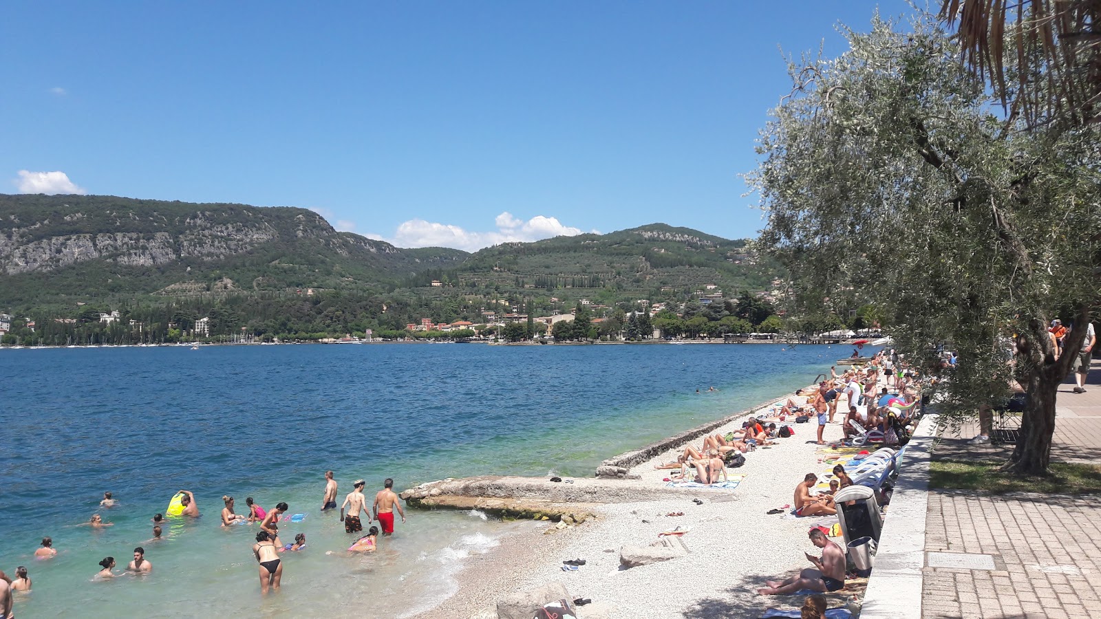 Spiaggia La Cavalla Garda'in fotoğrafı turkuaz saf su yüzey ile