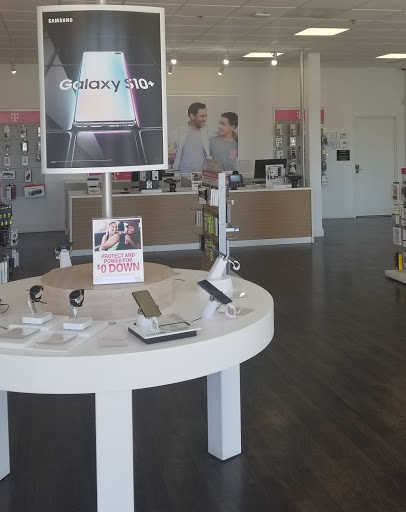 Cell Phone Store «T-Mobile», reviews and photos, 1701 N Larkin Ave, Crest Hill, IL 60435, USA