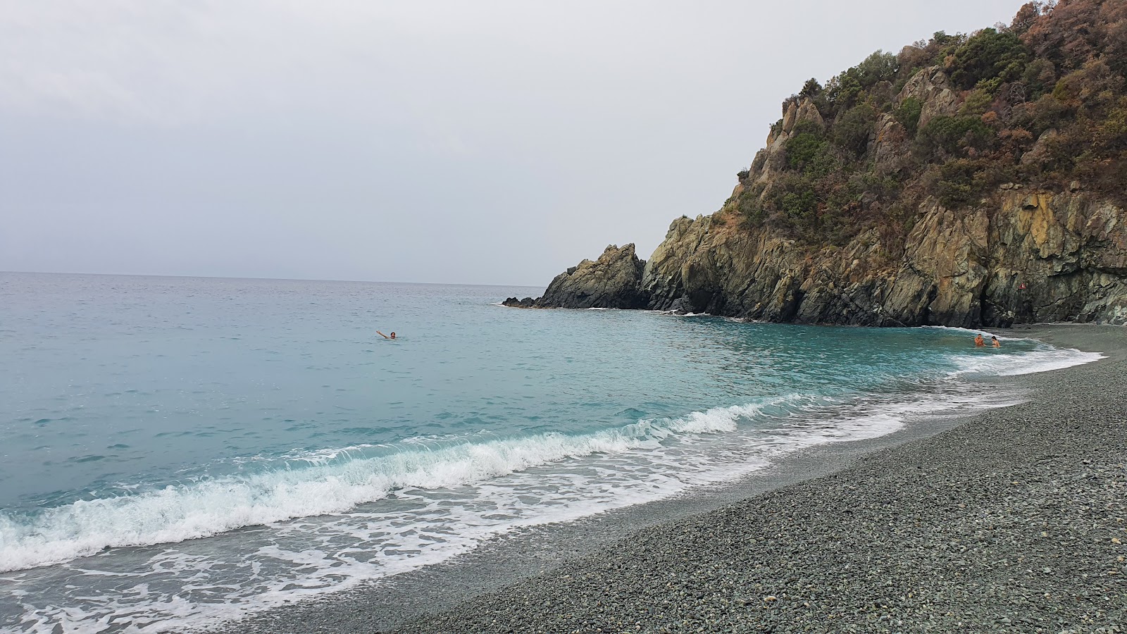 Foto van Spiaggia Arenon met grijze fijne kiezelsteen oppervlakte