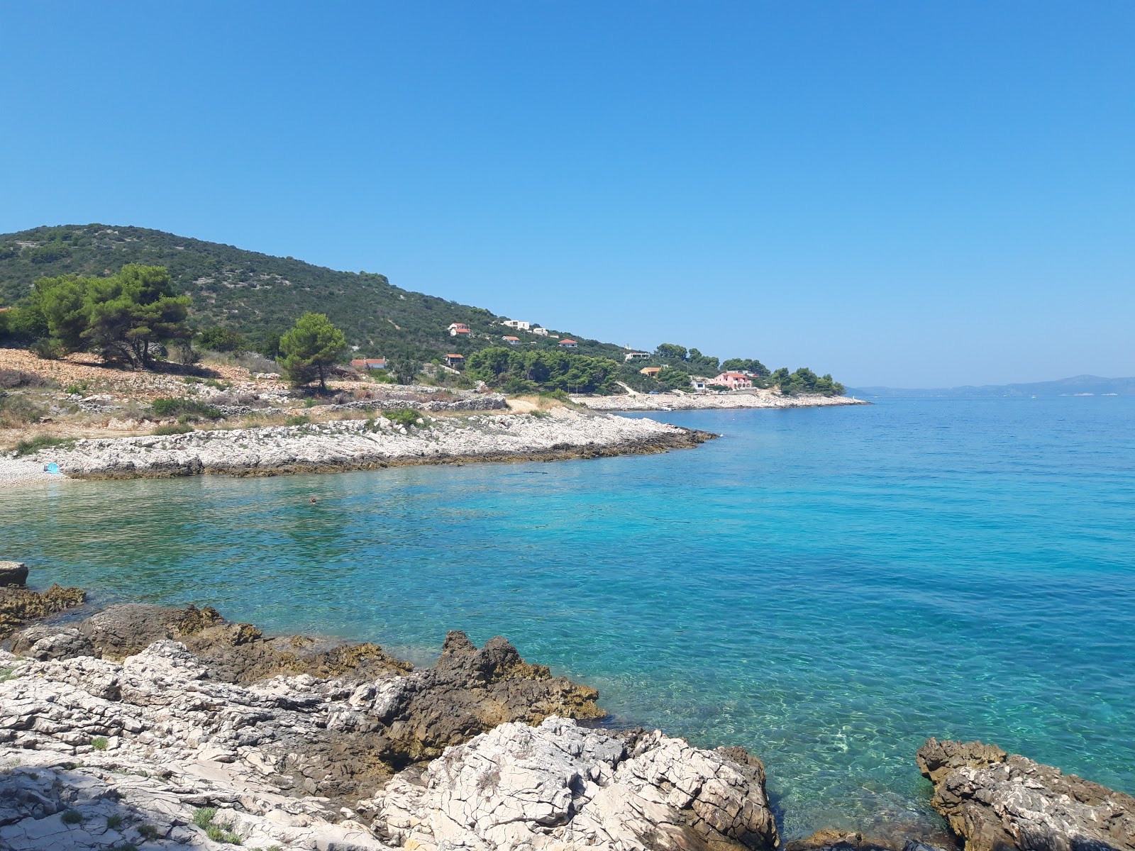 Foto von Krusica beach mit beiger kiesel Oberfläche
