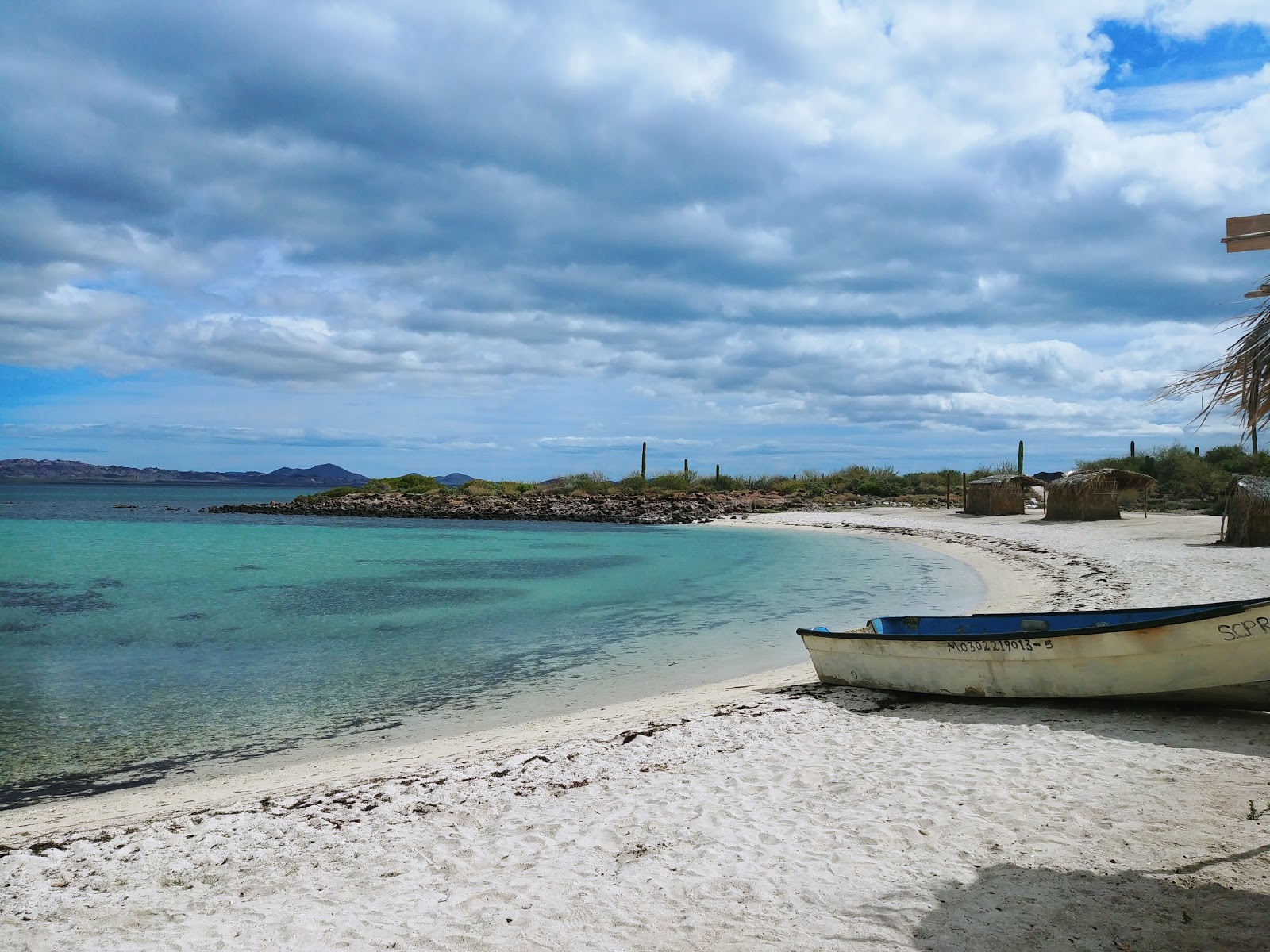 Fotografija Playa La Perla z svetel pesek površino