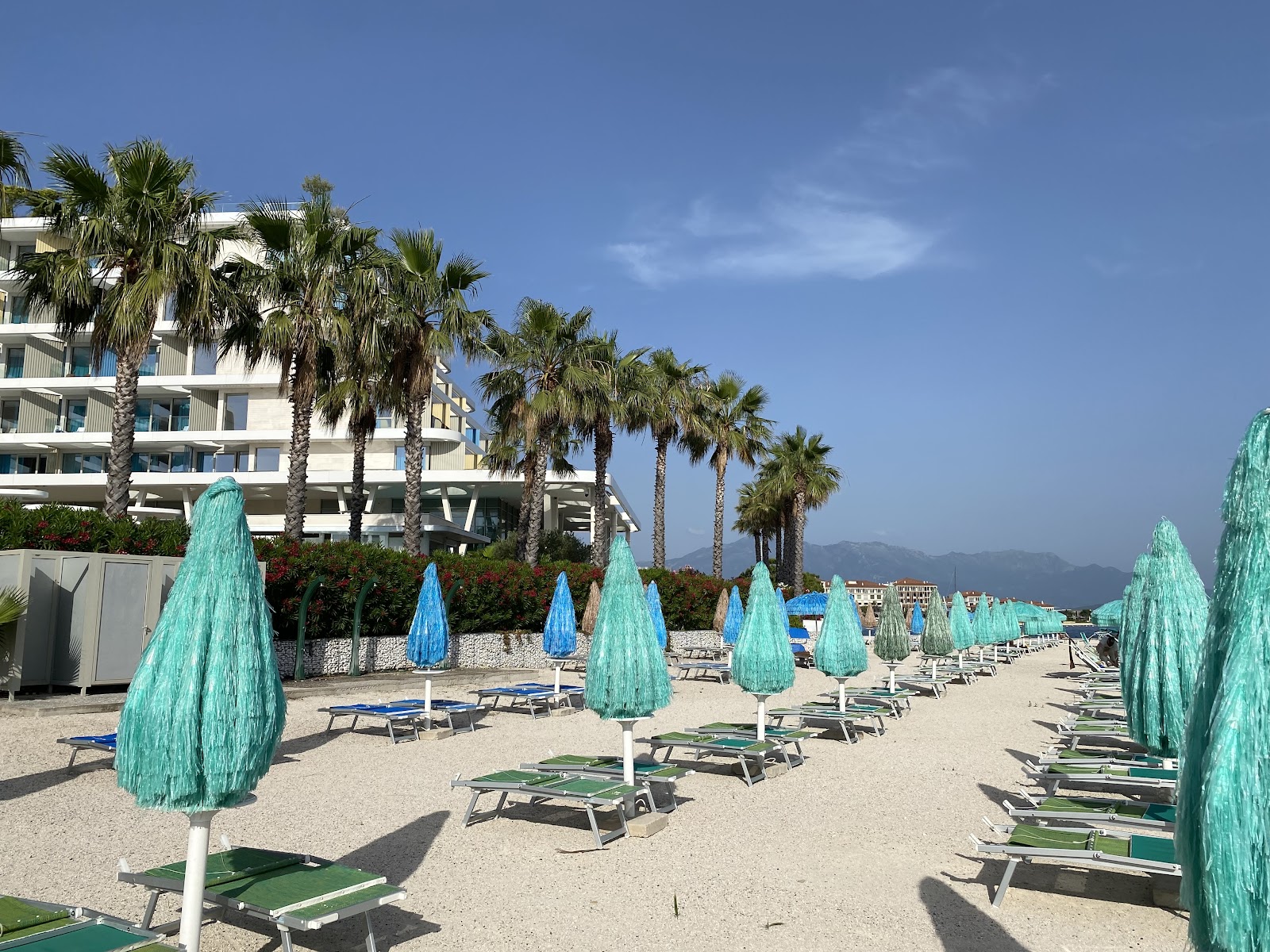 Foto di Carine Hotel Kumbor Beach sorretto da scogliere