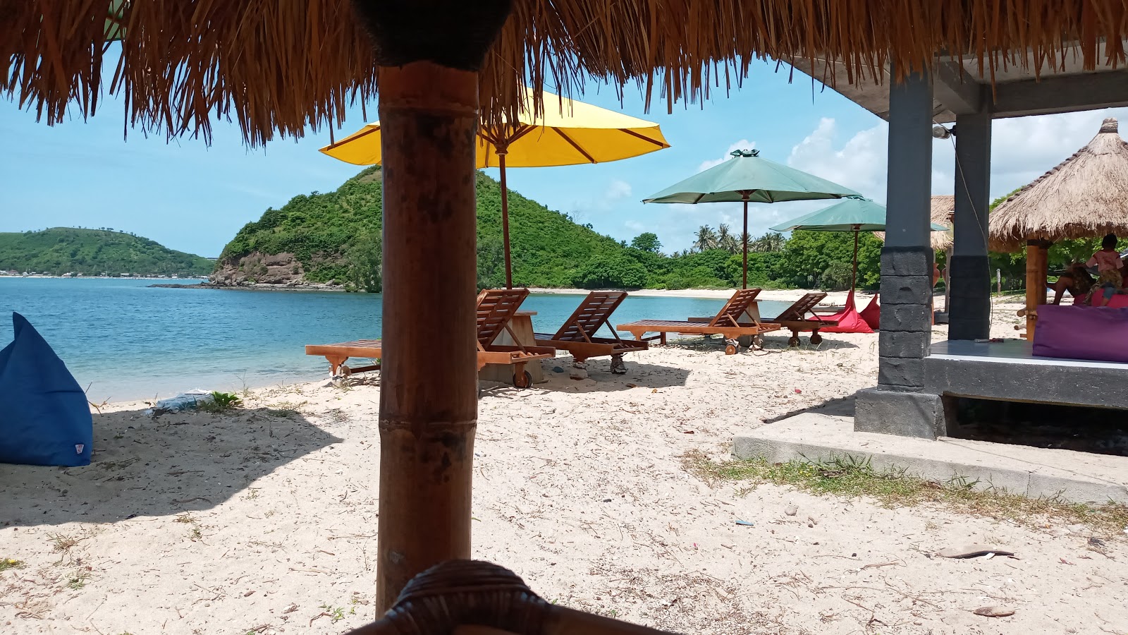 Foto de Dondon Beach com água cristalina superfície